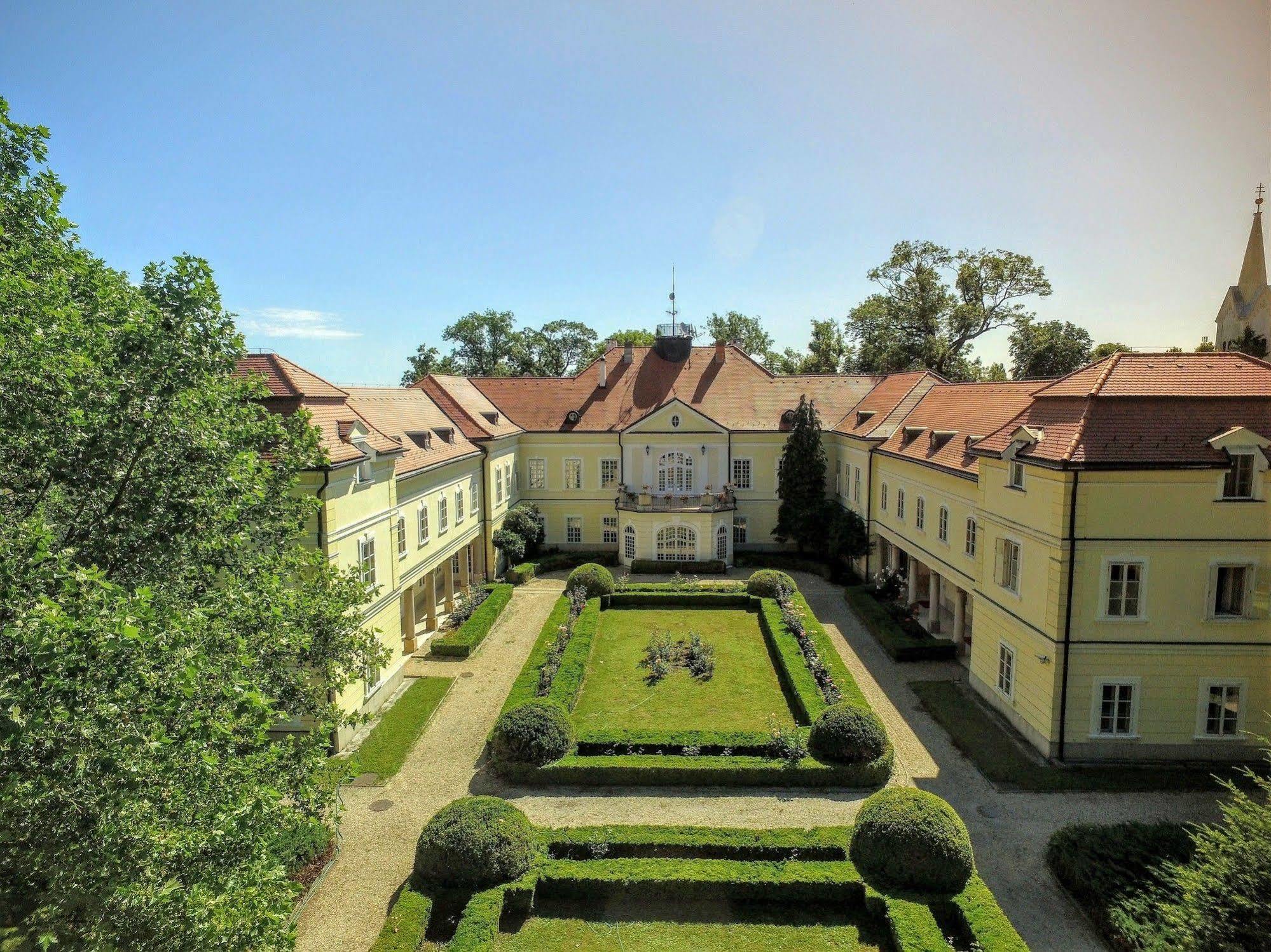 ホテル Szidonia Castle Röjtökmuzsaj エクステリア 写真